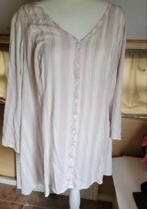 Torrid size 4‎ tie back button down top